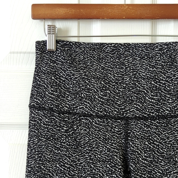 Lululemon Wunder Under Luon Ripple Jacquard Capri Length Leggings Black White 8 - Picture 7 of 13